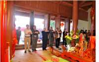 Đoàn họ Ngô Việt Nam dâng hương tại đền Chẹo