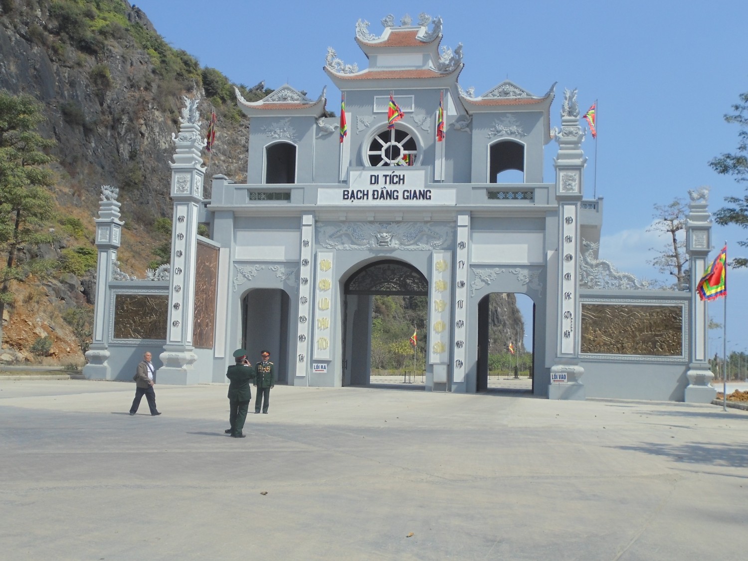 Cổng khu Di tích Bạch Đằng Giang - Tràng Kênh, Hải Phòng
