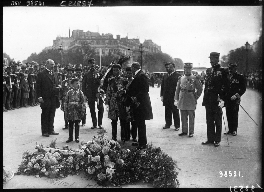 Vua Khải Định cùng cậu bé Vĩnh Thụy (bên trái), người là vua Bảo Đại sau này, đi thăm đài kỷ niệm chiến sĩ vô danh tại Paris năm 1922.