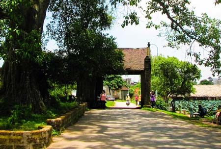 Cổng làng Mông Phụ xã Đường Lâm